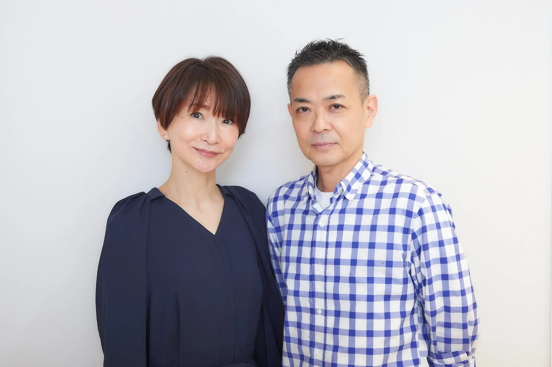 大きな鏡と木目のセット面が並ぶ美容室の内観、通路まで見渡せる店内全景